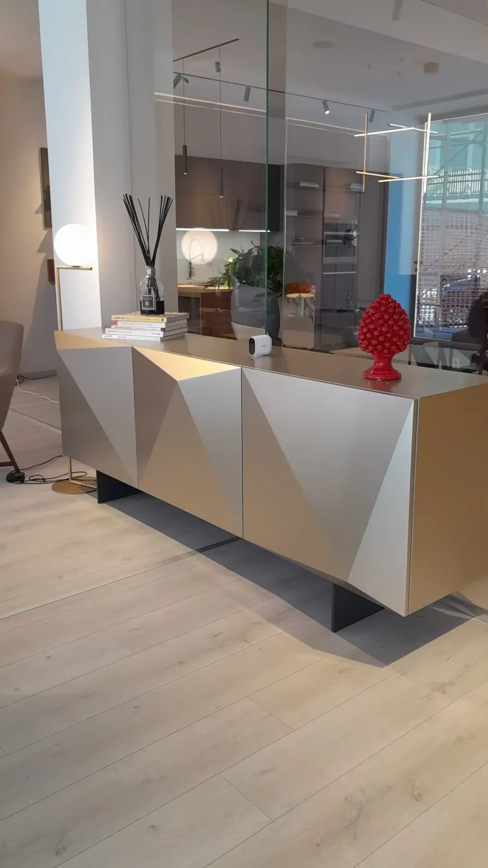 1. Design moderno ed elegante. 2. Realizzata in legno di qualità. 3. Facile da montare. 4. Prezzo Outlet. 5. Garanzia Cattelan.