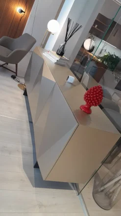 1. Design moderno ed elegante. 2. Realizzata in legno di qualità. 3. Facile da montare. 4. Prezzo Outlet. 5. Garanzia Cattelan.