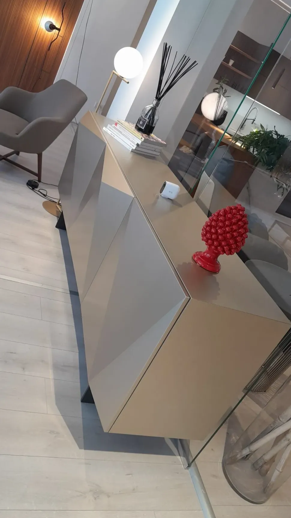 1. Design moderno ed elegante. 2. Realizzata in legno di qualità. 3. Facile da montare. 4. Prezzo Outlet. 5. Garanzia Cattelan.