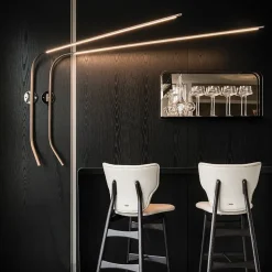 1. Design moderno ed elegante. 2. Struttura in legno di faggio. 3. Seduta imbottita in pelle. 4. Struttura resistente e robusta. 5. Facile da pulire.