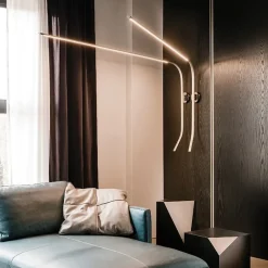 1. Design moderno ed elegante. 2. Struttura in legno di faggio. 3. Seduta imbottita in pelle. 4. Struttura resistente e robusta. 5. Facile da pulire.