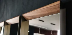 1. Design moderno ed elegante. 2. Realizzato in legno di alta qualità. 3. Rivestimento in argento. 4. Specchio antiriflesso. 5. Garantito da Cattelan Italia.