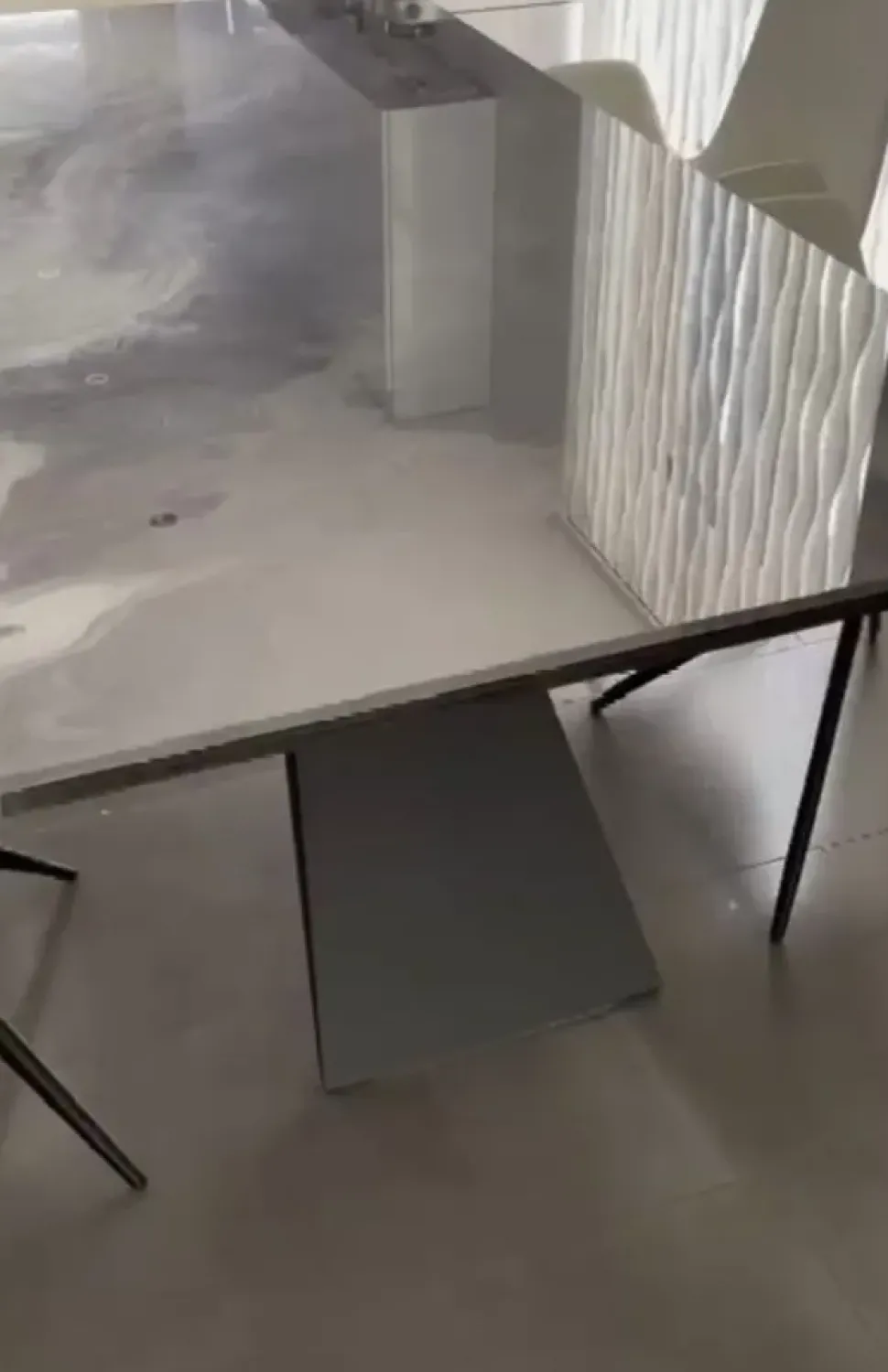 1. Design moderno ed elegante. 2. Struttura robusta e resistente. 3. Facile da montare. 4. Prezzo scontato. 5. Garanzia di qualità.