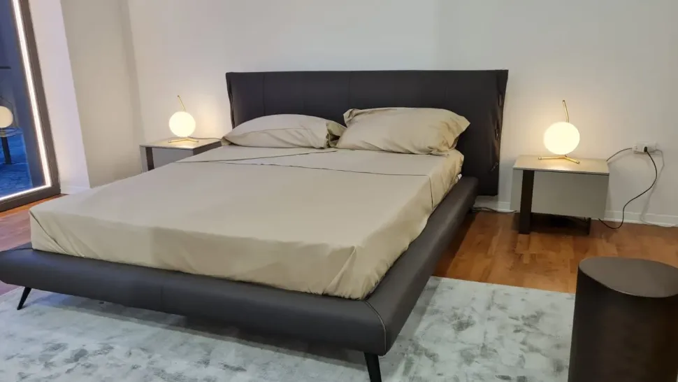 1. Design moderno ed elegante. 2. Prezzo ribassato. 3. Giroletto in metallo. 4. Comodo e resistente. 5. Facile da montare.