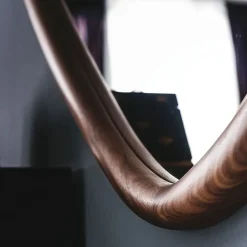 1. Design moderno ed elegante. 2. Struttura robusta in legno massello. 3. Rivestimento in tessuto di alta qualità. 4. Facile da montare. 5. Comodo e confortevole.