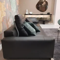 1. Prezzo Outlet. 2. Pelle di qualità. 3. Imbottitura in piuma. 4. Design moderno. 5. Garanzia Arketipo.