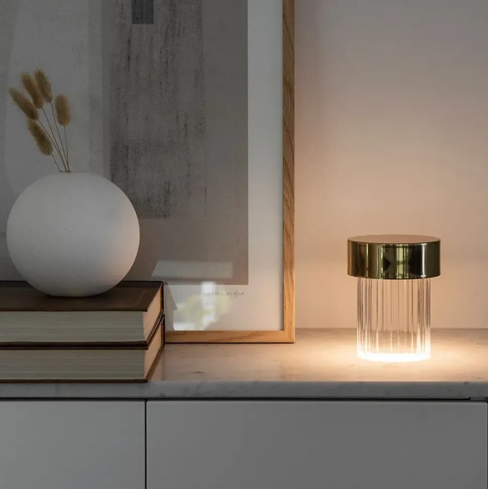 Acquista la Lampada da Tavolo Last Order Fluted Flos a prezzo Outlet! Scegli la tua preferita e rendi unica la tua casa.