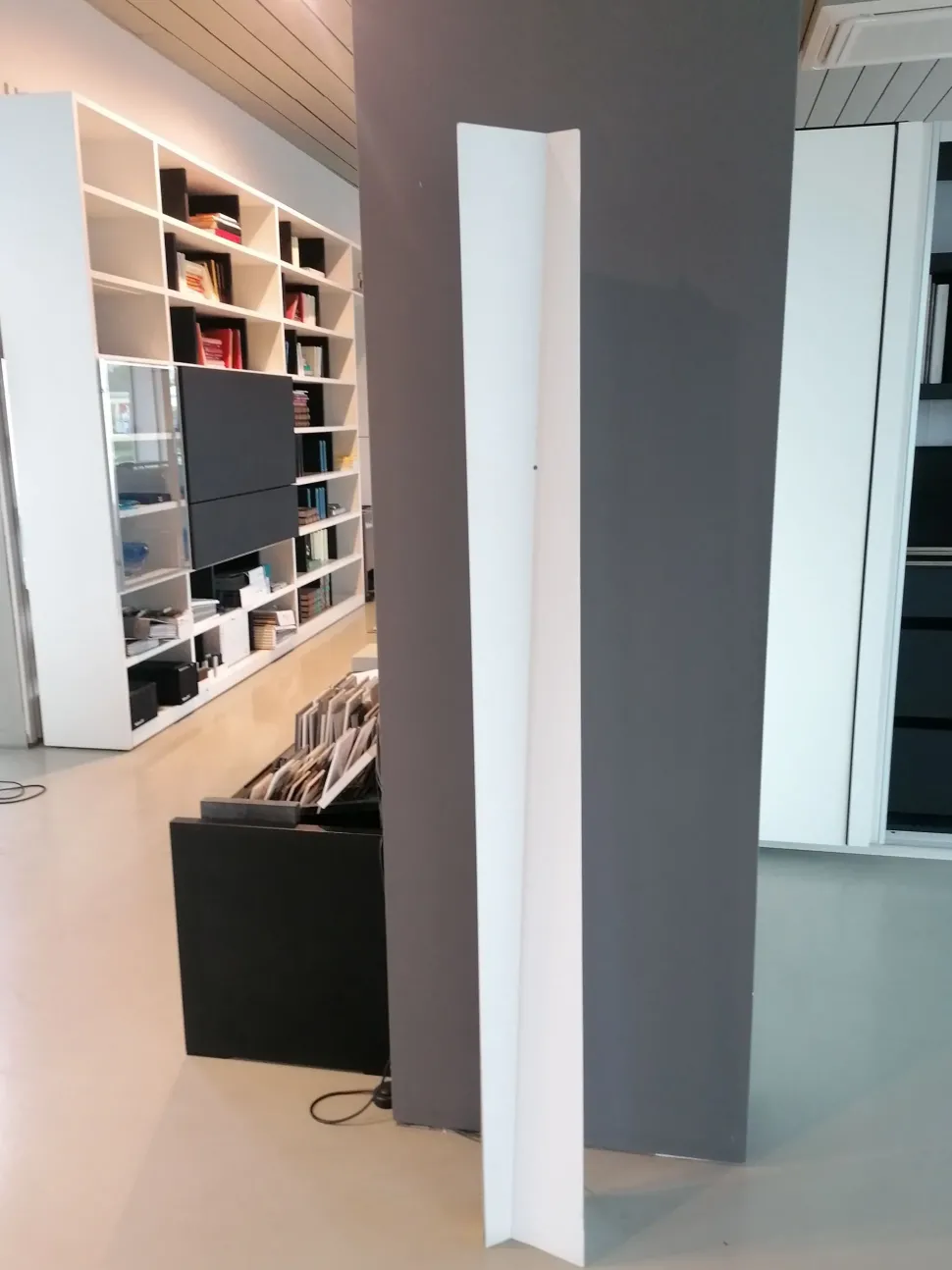 Acquista la Lampada da Terra Minitallux Reverse - Icone Bianca a prezzi vantaggiosi!