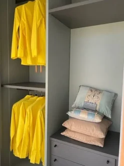 Armadio Alfabeto De rosso a due ante in Offerta Outlet