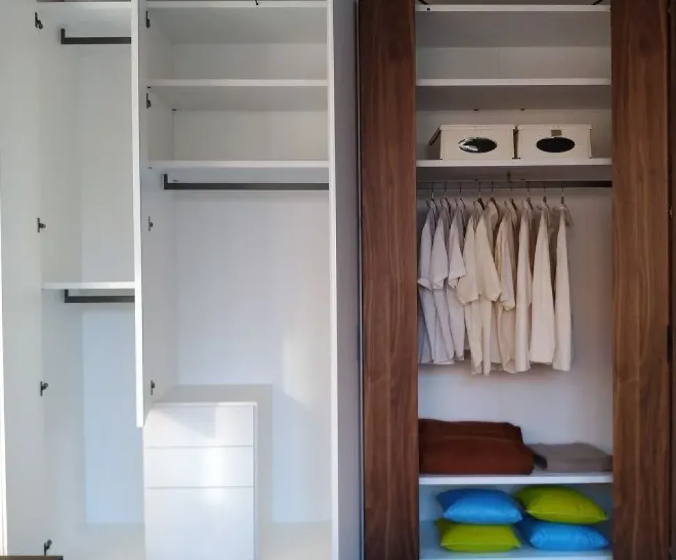 Armadio ante a soffietto in laccato opaco Armadio core noce laccato Caccaro scontato