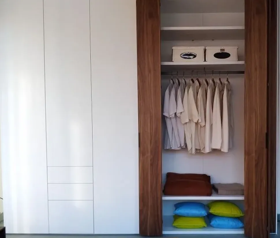 Armadio ante a soffietto in laccato opaco Armadio core noce laccato Caccaro scontato