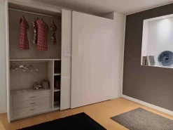 Armadio ante scorrevoli in laccato opaco Armadio parigino laccato opaco e vetro bianco di Tagliabue mobili