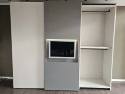Armadio ante scorrevoli in laminato opaco Nastro tv di Pianca