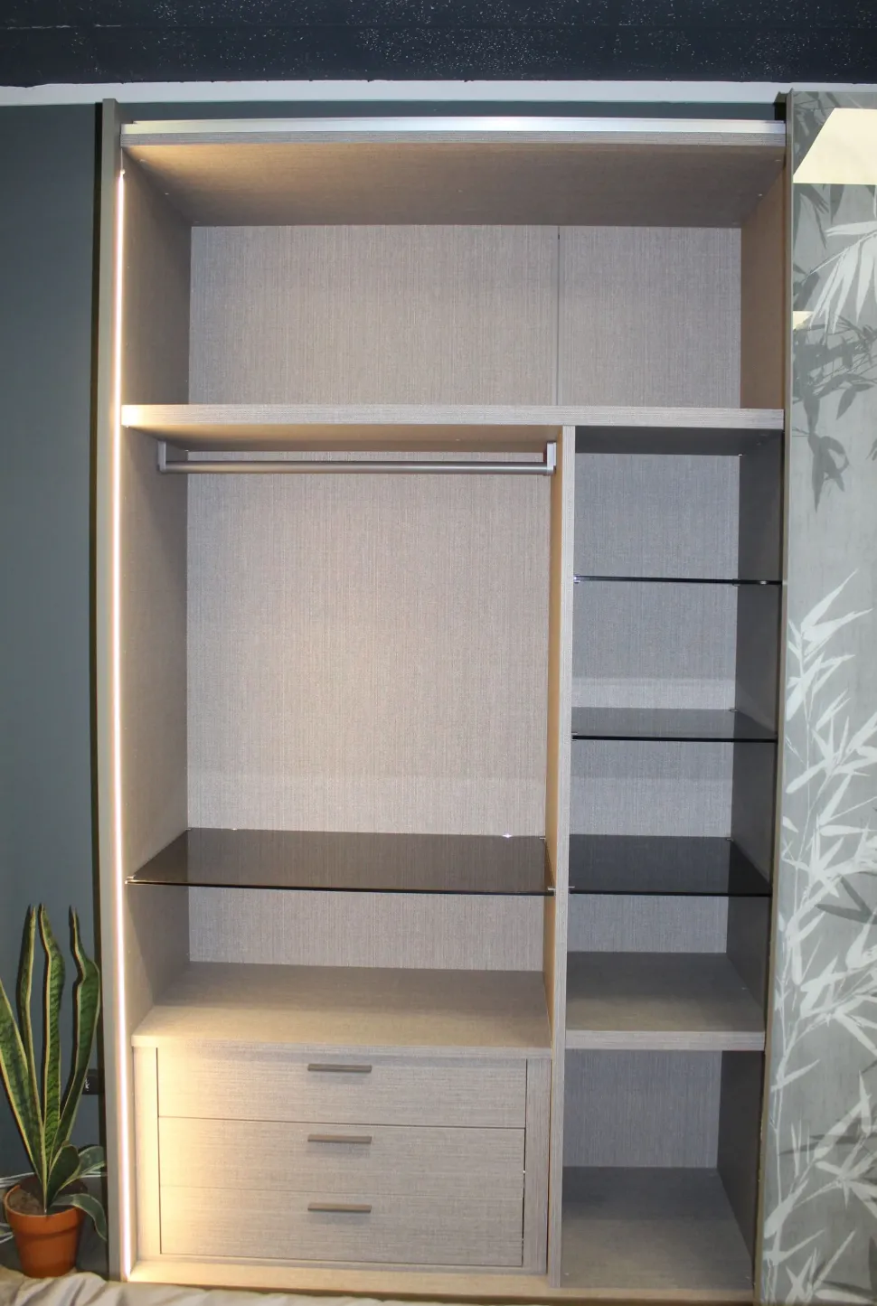 Armadio ante scorrevoli in laccato opaco Strip di Tomasella