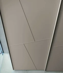 Armadio ante scorrevoli in laccato opaco Rilievo di Spagnol mobili