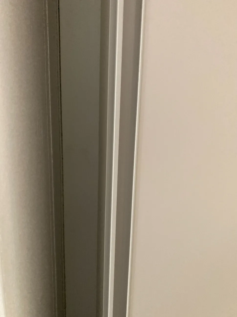 Armadio ante scorrevoli in laminato opaco Gola di Siloma