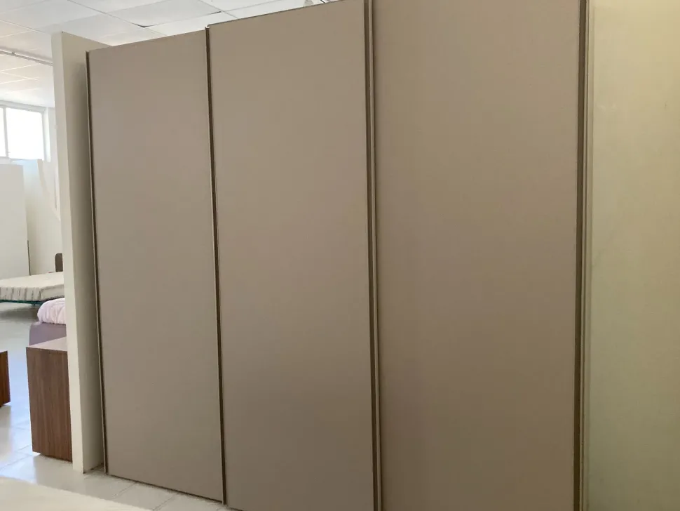 Armadio ante scorrevoli in laminato opaco Gola di Siloma