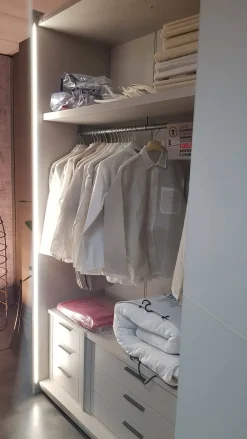 Armadio ante scorrevoli in laccato opaco Kross Tomasella scontato