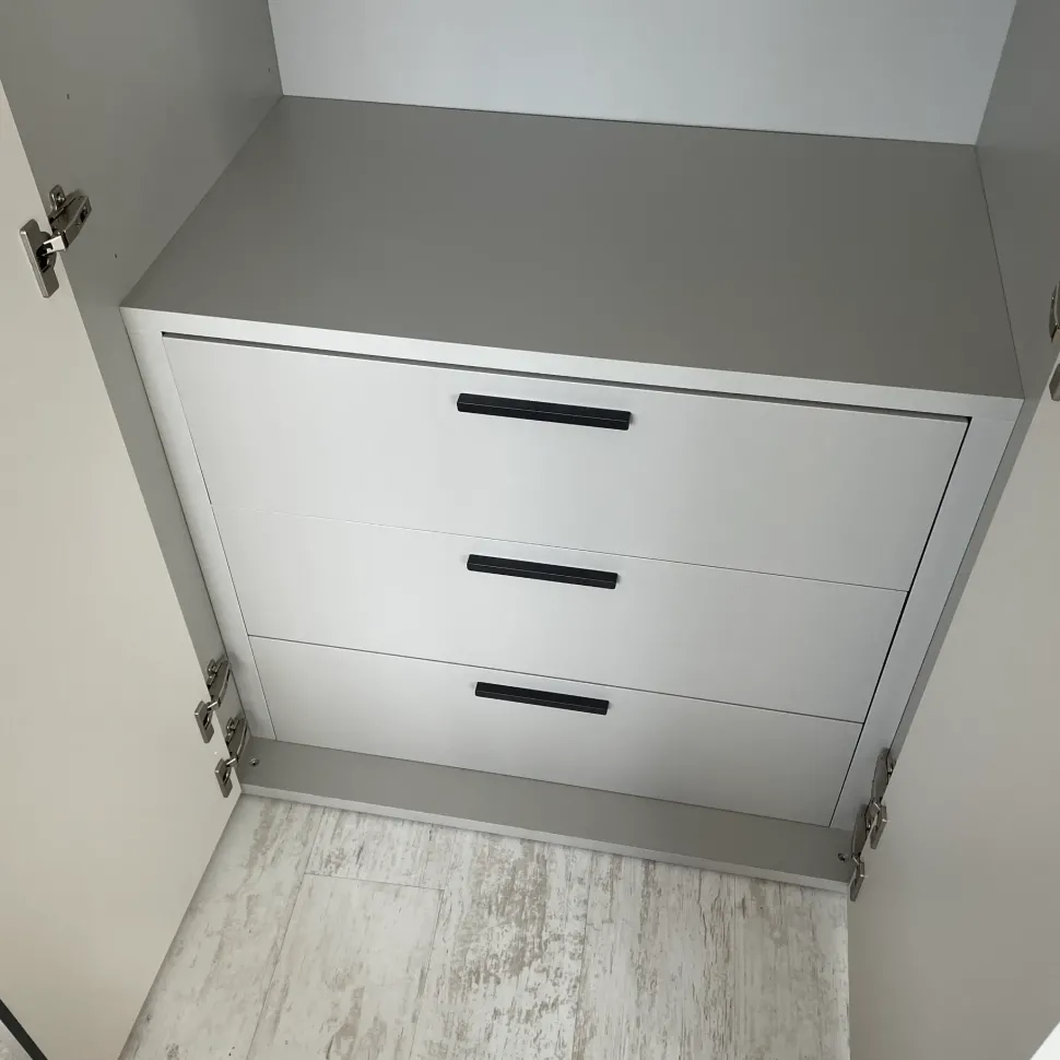 Armadio Armadio doimo laccato opaco tortora Doimo cityline a sei ante a prezzo Outlet