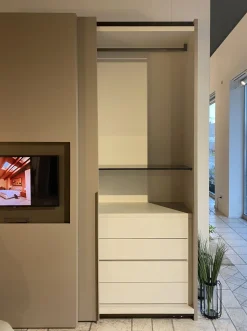 Armadio Armadio plana con tv realizzato in laccato opaco di Pianca scontato -20%