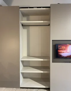 Armadio Armadio plana con tv realizzato in laccato opaco di Pianca scontato -20%