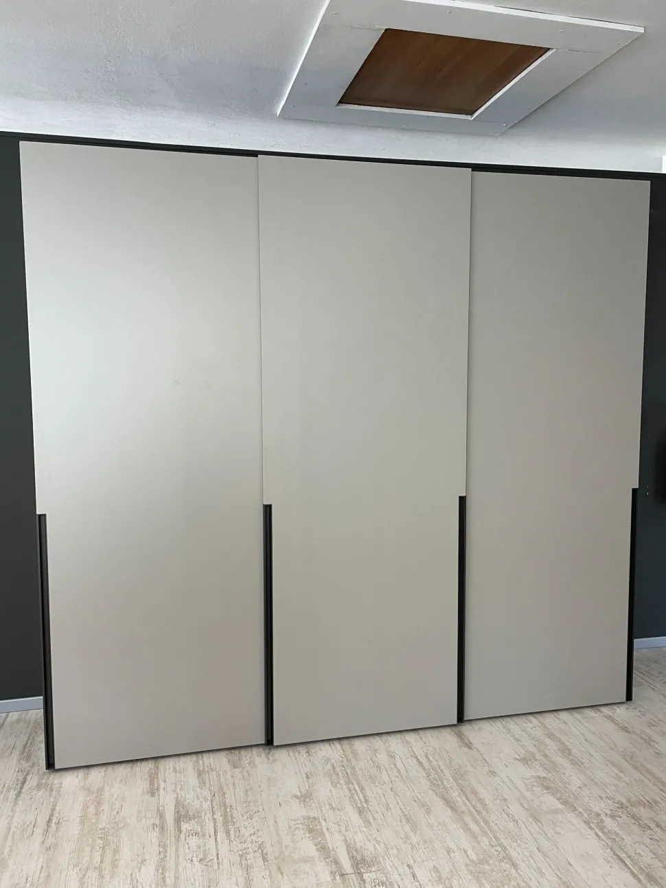 Armadio Armadio scorrevole santa lucia scontato realizzato in laminato materico di Santalucia scontato -30%