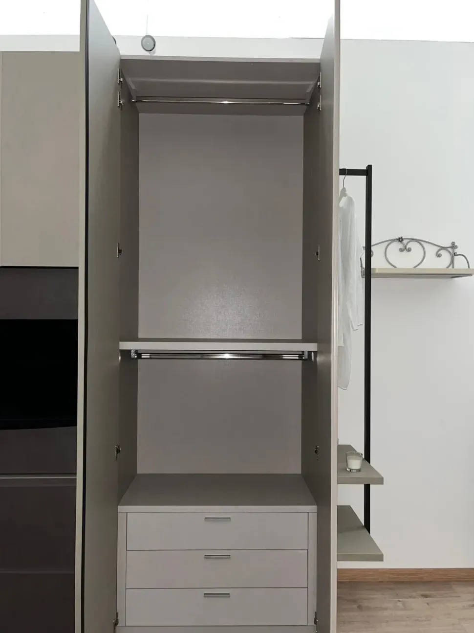 Armadio Armadio visual realizzato in laminato materico di Orme scontato -36%