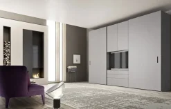 Armadio Ballancin modello Armadio mod.urban con ante scorrevoli e vano-tv centrale in frassino laccato di ballancin scontato del 30% A PREZZO SCONTATO