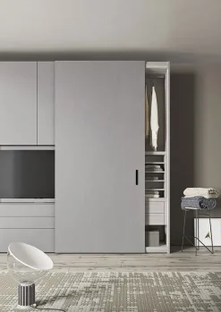 Armadio Ballancin modello Armadio mod.urban con ante scorrevoli e vano-tv centrale in frassino laccato di ballancin scontato del 30% A PREZZO SCONTATO