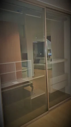 Armadio Cabina armadio con ante scorrevoli vetro brunito con attrezzatura interna legno e bianco di Novamobili A PREZZO SCONTATO 60%