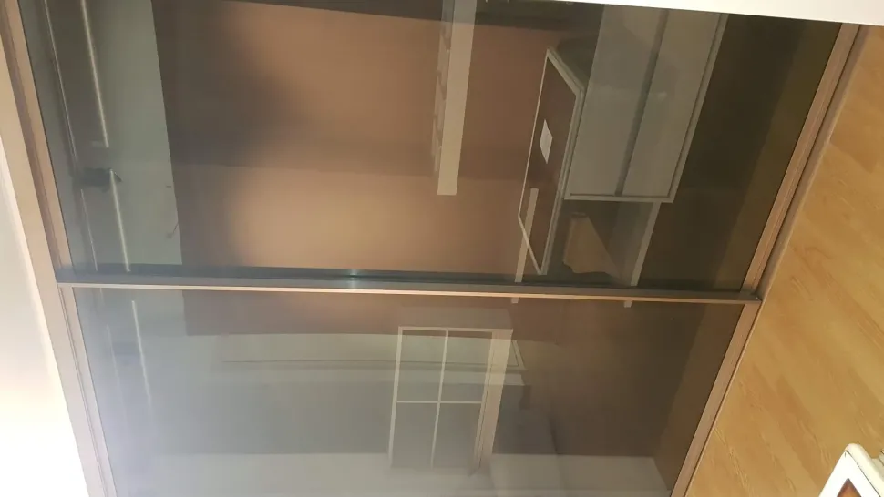 Armadio Cabina armadio con ante scorrevoli vetro brunito con attrezzatura interna legno e bianco di Novamobili A PREZZO SCONTATO 60%