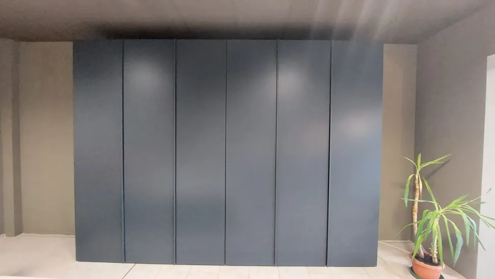 Armadio con ante a soffietto a prezzo scontato modello System di Tumidei