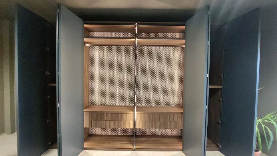 Armadio con ante a soffietto a prezzo scontato modello System di Tumidei