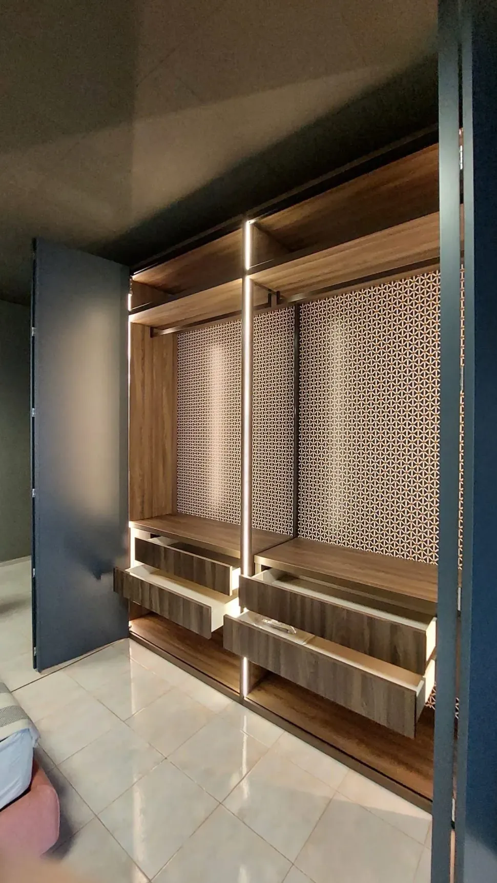 Armadio con ante a soffietto a prezzo scontato modello System di Tumidei