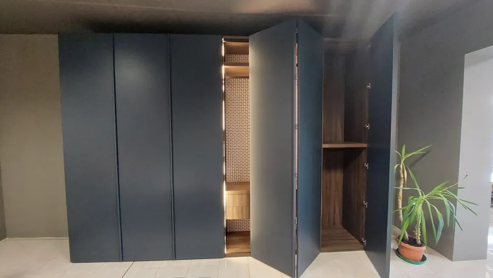 Armadio con ante a soffietto a prezzo scontato modello System di Tumidei