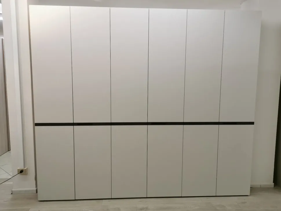 Armadio con ante battenti a prezzo scontato modello Strip di Napol
