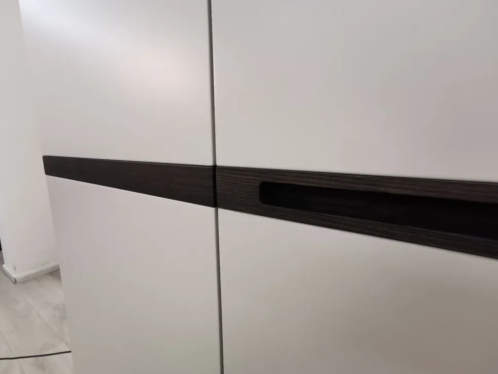 Armadio con ante battenti a prezzo scontato modello Strip di Napol