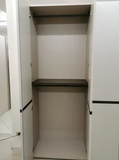 Armadio con ante battenti a prezzo scontato modello Strip di Napol