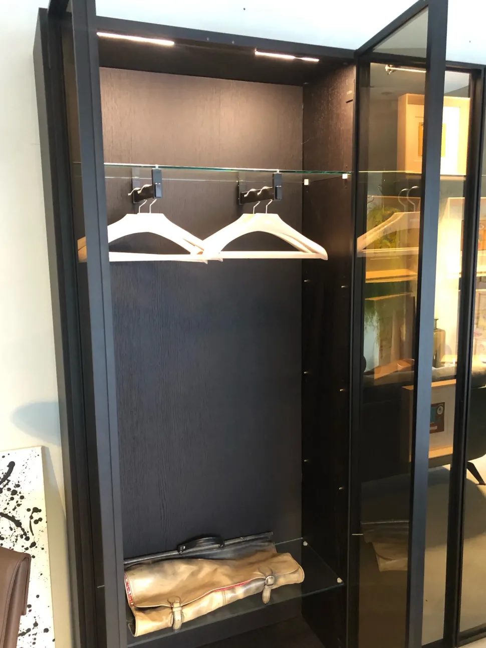 Armadio con ante battenti a prezzo scontato modello Vetrina selecta di Lema