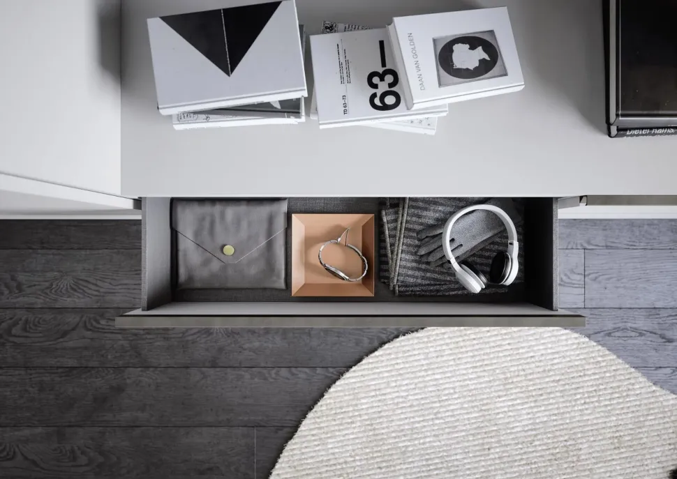 Armadio con ante battenti a prezzo scontato modello Gola con cassettoni di Novamobili