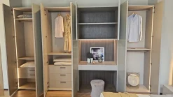 Armadio con ante battenti modello Row scontato del 37%