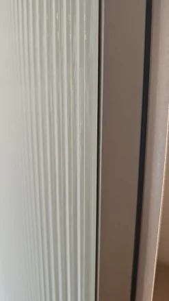 Armadio con ante battenti modello Row scontato del 37%