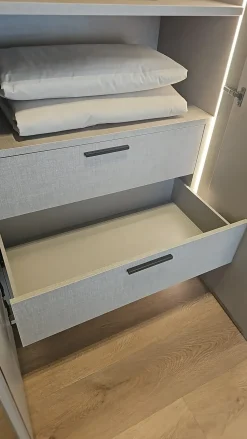 Armadio con ante battenti modello Row scontato del 37%