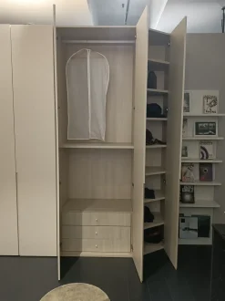 Armadio con ante battenti modello Angoloima scontato del 33%