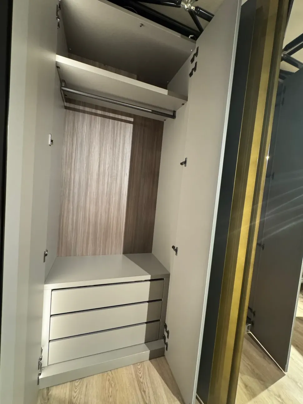 Armadio con ante battenti modello Groove scontato del 58%