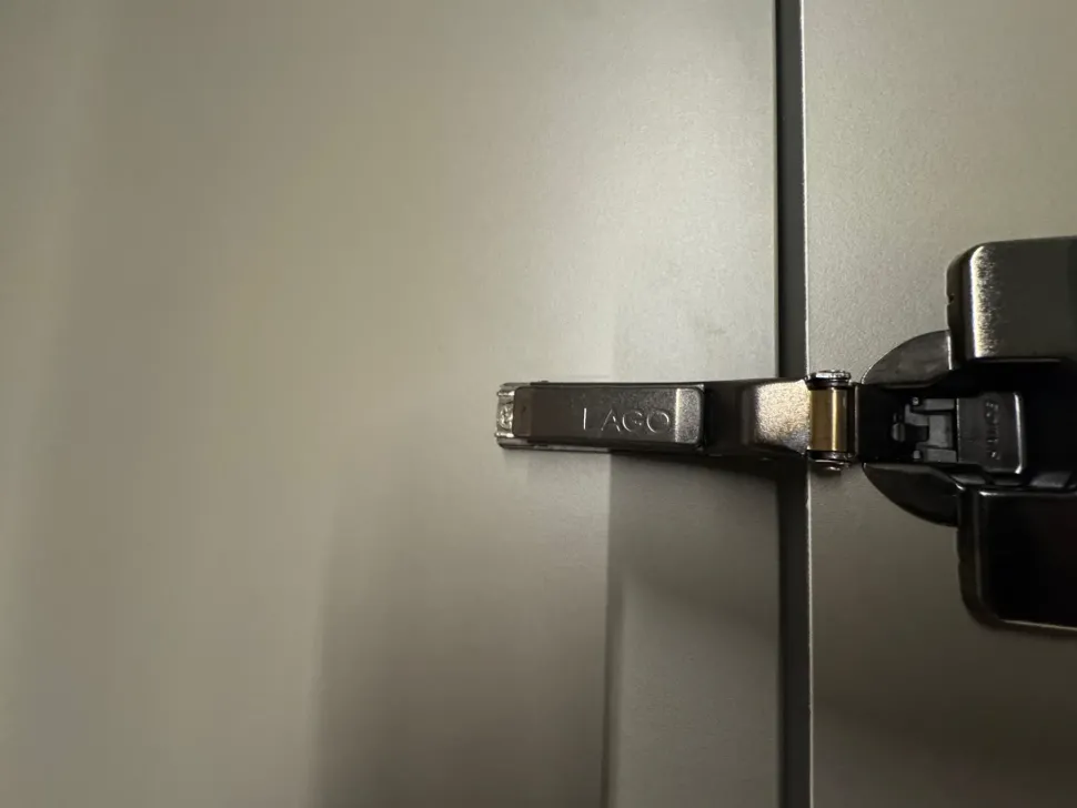 Armadio con ante battenti modello Groove scontato del 58%