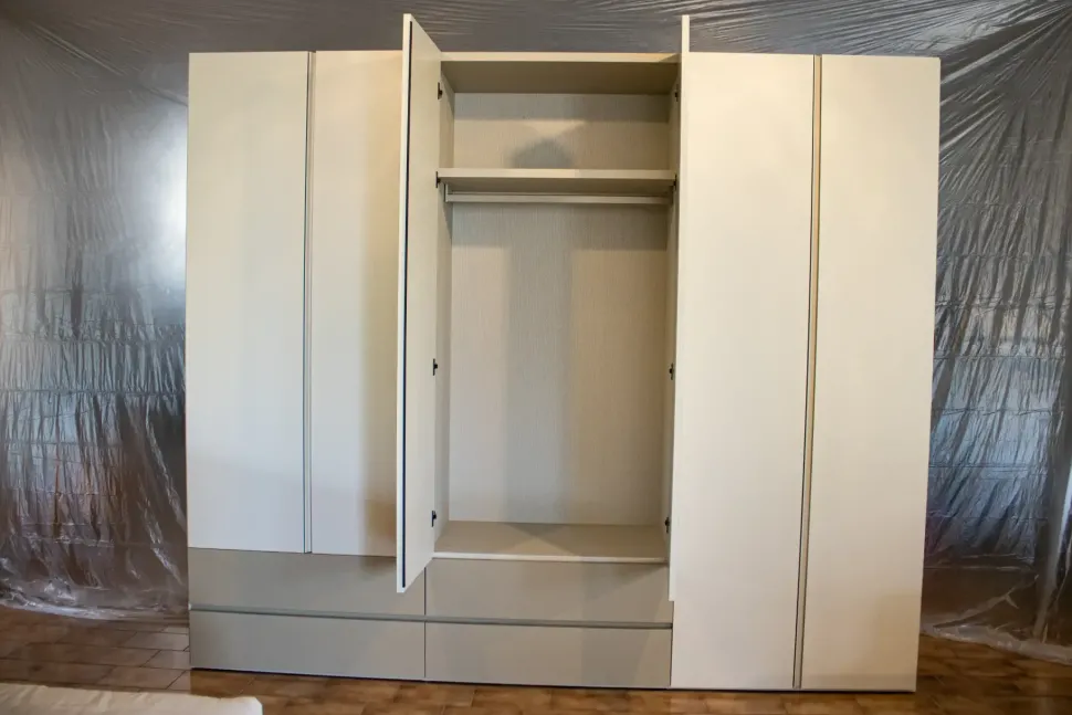 Armadio con ante battenti a prezzo scontato modello Breccia di Sangiacomo