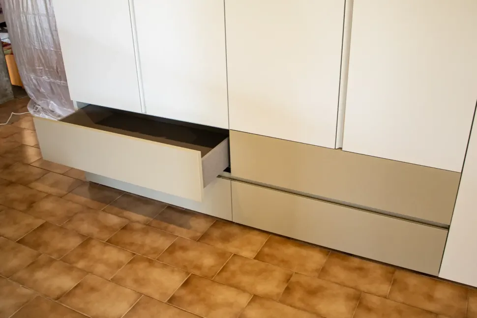 Armadio con ante battenti a prezzo scontato modello Breccia di Sangiacomo