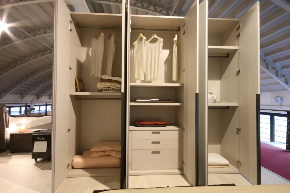 Armadio con ante battenti a prezzo scontato modello Smart di Tomasella