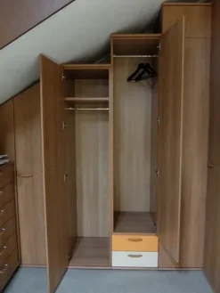 Armadio con ante battenti moderno Sottoscala - mansarda Artigianale a prezzo ribassato